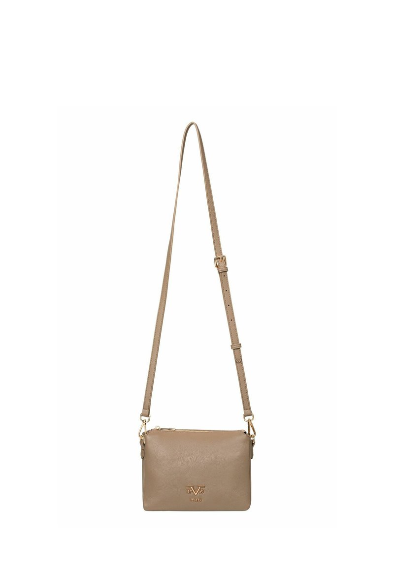 Beige Leder-Crossbody-Tasche mit verstellbarem Riemen, Reißverschluss und goldfarbener Logo-Akzentuierung auf der Vorderseite. Glatte Textur mit minimalistischem Design.