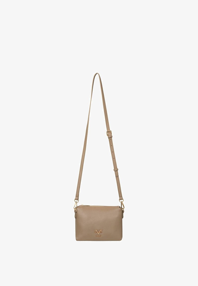 Beige Leder-Crossbody-Tasche mit verstellbarem Riemen, Reißverschluss und goldfarbener Logo-Akzentuierung auf der Vorderseite. Glatte Textur mit minimalistischem Design.