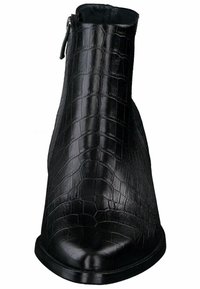 Černé kotníkové boty z texturované umělé krokodýlí kůže, vybavené bočním zipem, špičatou špičkou a elegantním, úzkým střihem.