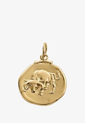 Colgante de oro con un diseño de toro elevado sobre un disco redondeado. Superficie lisa con un acabado pulido y un lazo en la parte superior para su sujeción.