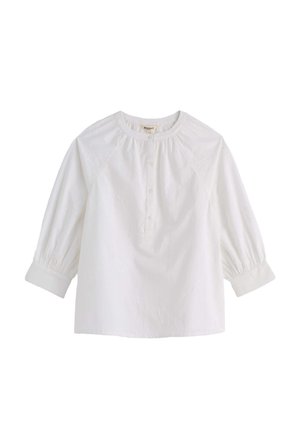 Bluza pentru femei albă cu mâneci 3/4, guler rotund fronsat, fenta frontală cu nasturi și detalii florale subtile brodate.