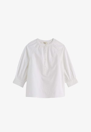 Camicia bianca da donna con maniche a 3/4, scollo rotondo arricciato, apertura frontale con bottoni e sottili dettagli floreali ricamati.