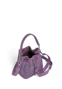 Bolso estilo cubo de ante púrpura con diseño de tachuelas plateadas, detalles de cadena y cierre de cordón. Asa corta y correa de hombro desmontable.