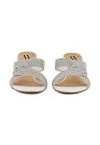 Sandali aperti in argento con base trasparente e due cinghie incrociate decorate da scintillanti strass. Soletta imbottita con logo del marchio.