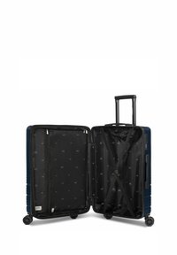 Valise rigide marine avec intérieur noir, compartiments zippés, sangles croisées ajustables et quatre roues pour la mobilité.