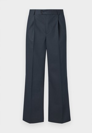 Navy raidalliset leveät housut etupleiteillä, yksittäisellä napilla ja sileällä kankaalla. Sisältää pystysuoria vihreitä pinstripe-yksityiskohtia.