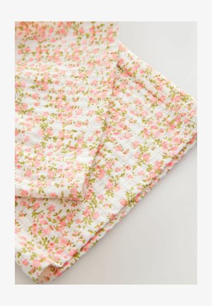 Bijela teksturirana tkanina s malim ružičastim ružama i zelenim lišćem otisnutim u ponavljajućem uzorku, presavijena na bijeloj površini.