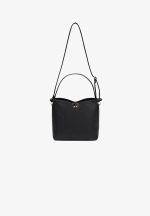 Sac à main en cuir noir au design structuré, avec un haut ondulé, une bandoulière amovible et un accent logo en ton doré.