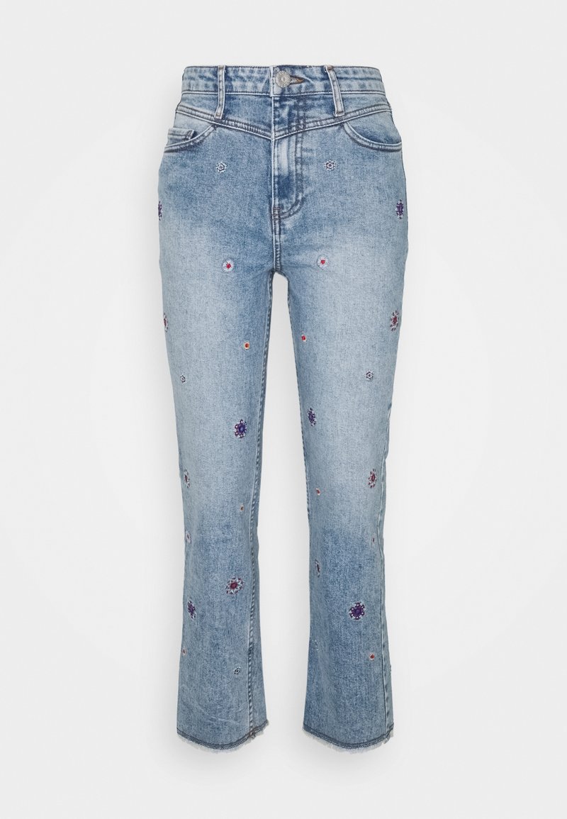 Jeans de mezclilla azul claro con cintura alta, pierna recta y detalles de bordado floral en rojo y púrpura en la parte frontal. Dobladillo deshilachado.