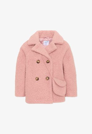 Roze wollen jas met een textuur en dubbele knopen, voorzien van vier bruine knopen en een bijpassend klein schoudertasje bevestigd aan de linkervoorzijde.