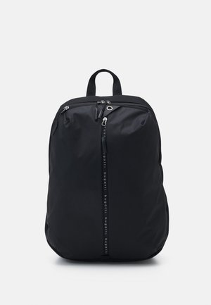 Sac à dos en nylon noir avec une forme arrondie, doté d'une fermeture éclair centrale, de bretelles solides et d'un accent de label sur le côté.