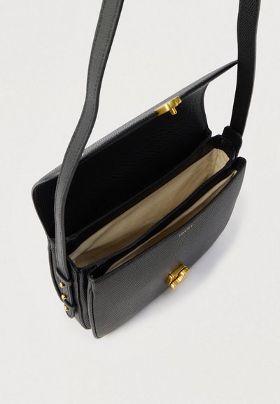 Μαύρο δερμάτινο τσαντάκι ώμου με υφή, κούμπωμα με χρυσό μεταλλικό εξάρτημα και εσωτερικό από μπεζ ύφασμα· διαθέτει μια κύρια θήκη και δύο τσέπες.