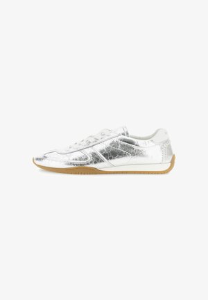 Sølvmetallic lavt sneakers med hvide snørebånd og gummisål i en brunlig nuance, vist fra siden mod en hvid baggrund.