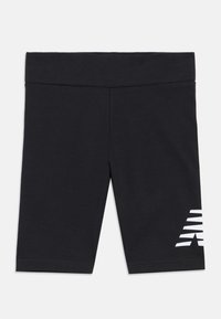 Zwarte sportshorts tot de knie met een brede tailleband en een wit gestreept logo op het rechteronderbeen.