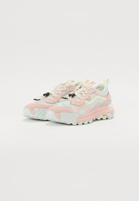 Lette joggesko med et pastellrosa og mintgrønt fargevalg, teksturert mesh-overdel og robuste hvite såler med grep-mønster.