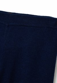 Pull en tricot bleu marine avec un tissu texturé, présentant un col côtelé et une apparence douce. Pas de motifs ni de garnitures visibles.