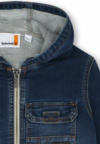 Denimová bunda s kapucí, s zipovým zapínáním, hrudní kapsou, tmavě modrou barvou, oranžovým prošitím a šedou vnitřní podšívkou.