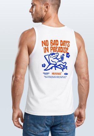 Mann trägt weißes ärmelloses Shirt mit orangem Schriftzug „No Bad Days in Paradise“ und blauen Alligator, der mit einem Getränk auf dem Rücken liegt.