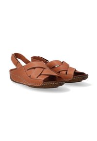 Bruine leren slingback sandalen met een crisscross bandontwerp, gestructureerde bruine zool en witte stiksels.