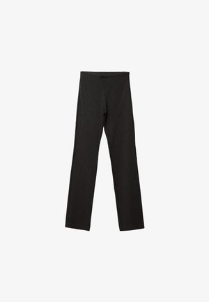 Czarne spodnie o wysokim stanie z subtelnymi pionowymi prążkami i prostymi nogawkami, prezentowane płasko na białym tle.