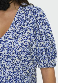 JDY BRAVO PLISSE - Camiseta estampada - eggnog