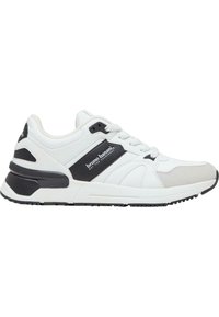 Baltas sneakers ar melniem un pelēkiem akcentiem, kas piedāvā sasienamu dizainu, teksturētas materiālus un mīkstu zolīti komfortam.