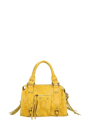 Borsa a mano in pelle gialla con superficie texturizzata, cuciture prominenti, dettagli borchiati, manici superiori e nappine laterali. Include una tasca anteriore con zip.