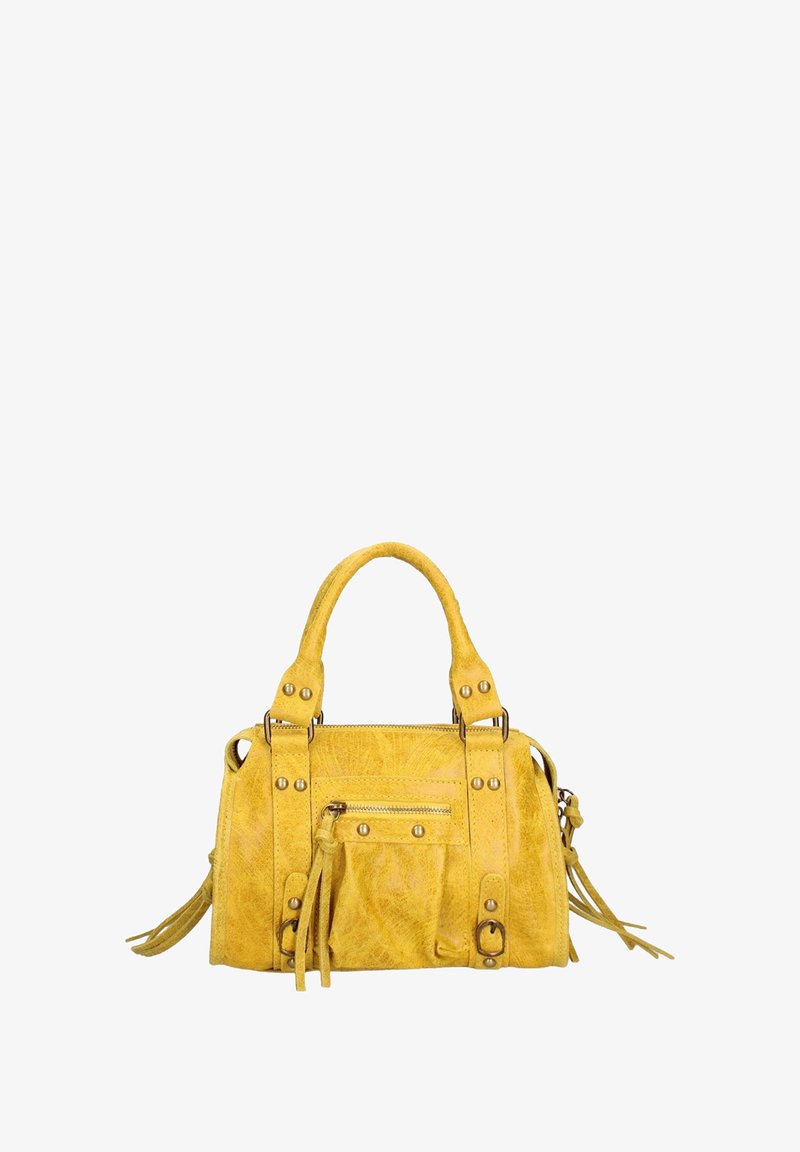 Borsa a mano in pelle gialla con superficie texturizzata, cuciture prominenti, dettagli borchiati, manici superiori e nappine laterali. Include una tasca anteriore con zip.