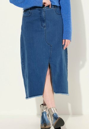 Jupe en denim avec un design droit, mi-longue, présentant une fente à l'avant, un ourlet effiloché et un style classique à cinq poches. La couleur est bleu foncé.