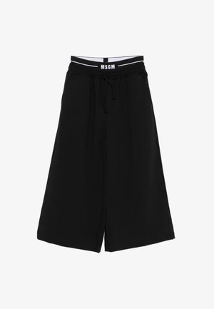 Czarne szorty typu wide-leg z elastycznym pasem, szczegółami sznurkowymi i białymi paskami akcentującymi z nazwą marki. Gładka tekstura tkaniny.