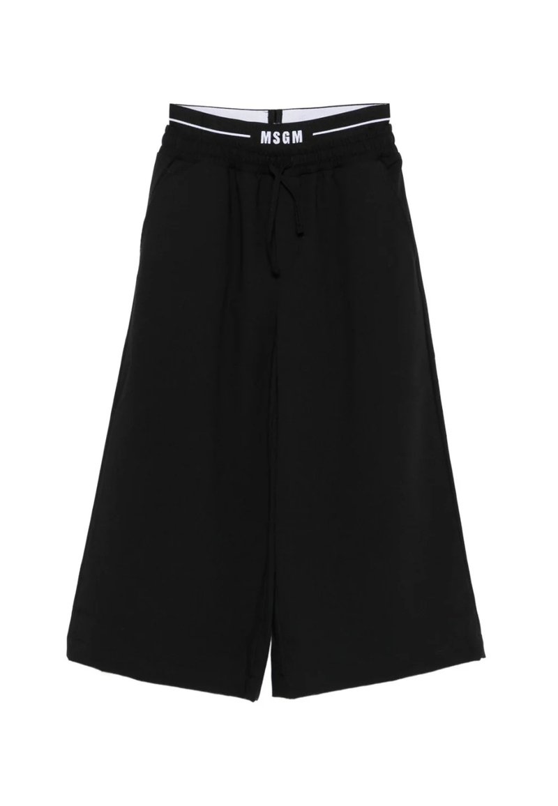 Shorts larges noires avec une taille élastique, détail de cordon de serrage et rayures blanches mettant en avant le nom de la marque. Texture de tissu lisse.