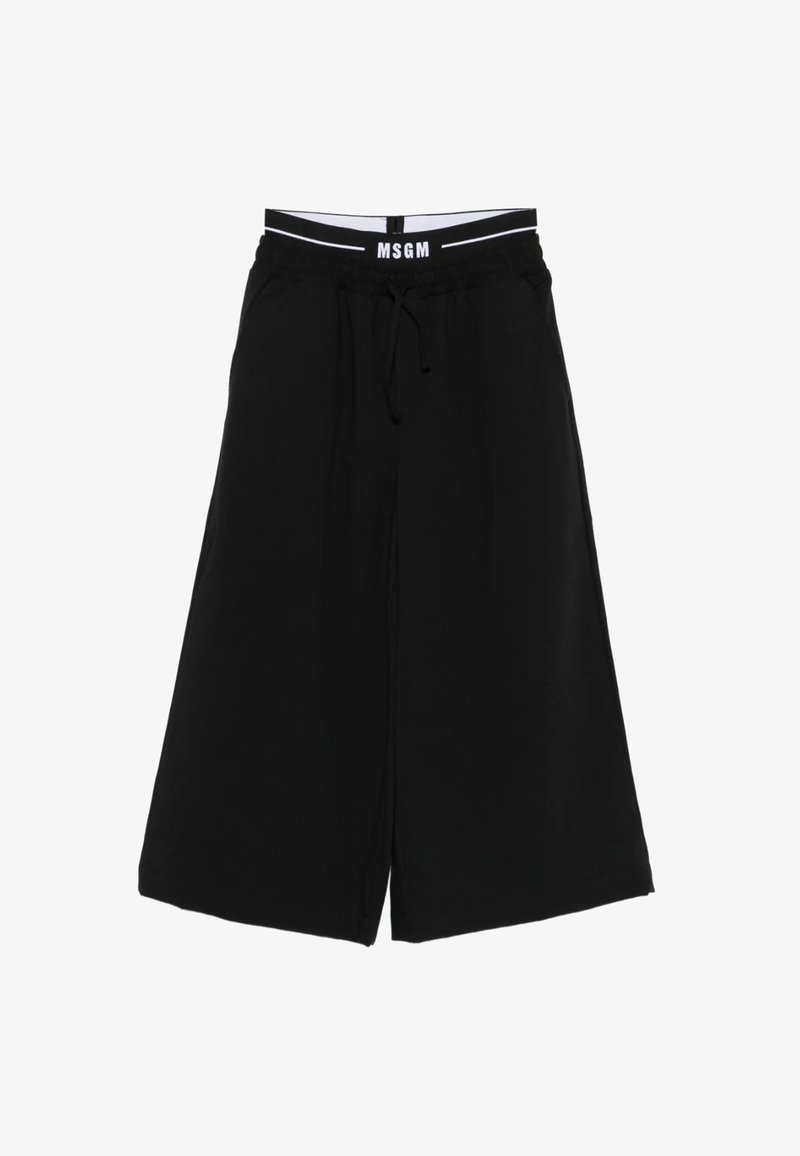 Zwarte wijde short met een elastische tailleband, trekkoorddetail en witte accentstrepen met de merknaam. Gladde stoftextuur.