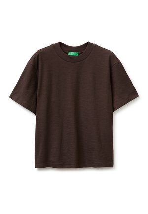 Ciemnobrązowa koszulka z krótkim rękawem i okrągłym dekoltem, z zieloną metką wewnątrz kołnierza, prezentowana na białym tle.