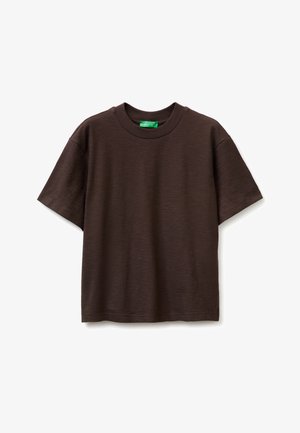 Dunkelbraunes T-Shirt mit kurzen Ärmeln und Rundhalsausschnitt mit grünem Etikett im Kragen, dargestellt vor weißem Hintergrund.