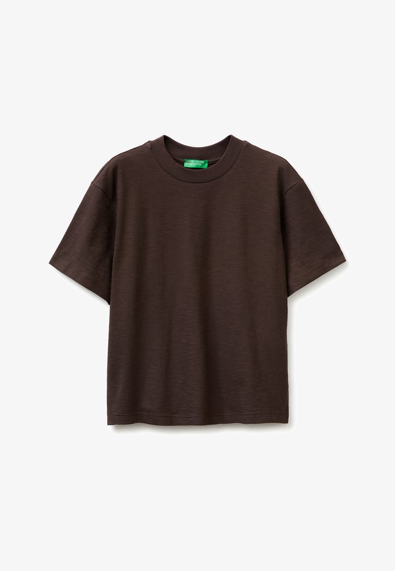 T-shirt marron foncé à manches courtes avec col rond et une étiquette verte à l'intérieur du col, présenté sur un fond blanc.
