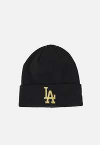 Gorra de punto negra con doblez en el puño, que presenta un logo dorado "LA" en la parte frontal. Diseño simple, textura suave y material cálido.