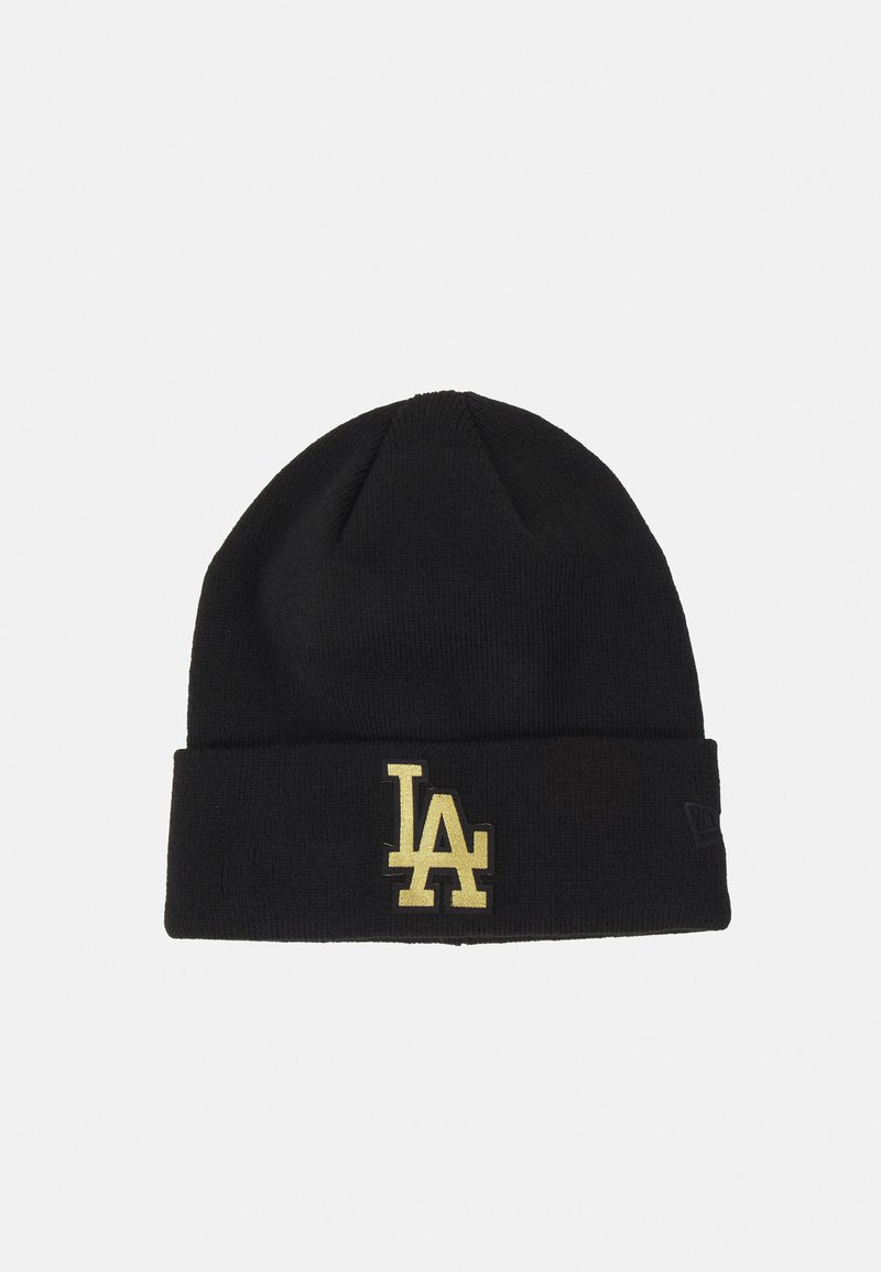 Gorra de punto negra con doblez en el puño, que presenta un logo dorado "LA" en la parte frontal. Diseño simple, textura suave y material cálido.