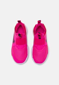 Baskets de sport roses vives avec une tige en tissu en maille, une sangle élastique et une semelle en caoutchouc blanc. Présente un accent de logo noir.