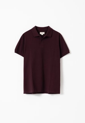 Polo de manga corta color burdeos oscuro con cuello y tapeta de dos botones, mostrado sobre un fondo blanco.