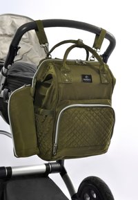 Olivgrön, vadderad skötväska fästad vid en barnvagn, med dubbla handtag, justerbara remmar och flera zippered fickor.