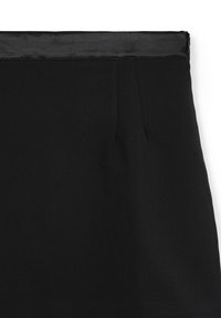 Schwarze Rock mit einem glatten Satinbund, flacher Vorderseite und klaren Linien, hergestellt aus einem leichten Stoff mit subtilem Muster.