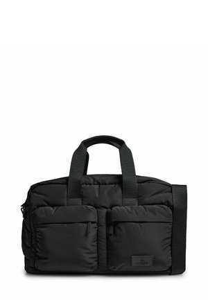 Sac de sport noir rembourré avec deux poches avant, poignées robustes et une bandoulière amovible. Texture lisse, design minimaliste.