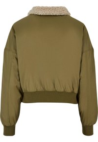 Giacca corta verde oliva con un morbido colletto in pile beige, polsini a costine e orlo elasticizzato. Tessuto esterno liscio con una vestibilità comoda.