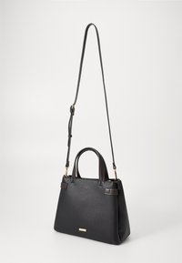 Sac à main structuré noir en matériau texturé, avec deux poignées supérieures, une bandoulière amovible et des finitions en métal doré.