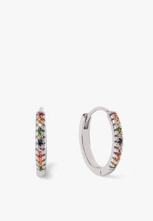 Silberne Creolen mit mehrfarbigen Steinen, die in einer Linie entlang der Außenseite gesetzt sind, mit einer glatten, polierten Oberfläche.