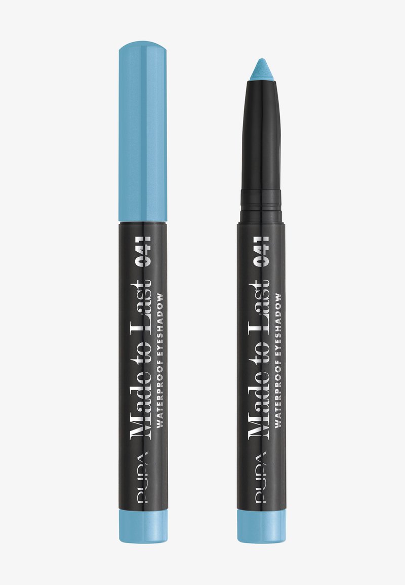 Crayon à paupières waterproof dans un tube noir avec des accents bleus. Une extrémité présente une pointe bleue mate effilée ; l'autre est un capuchon bleu solide.