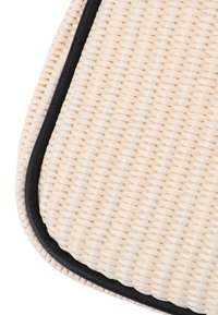 Tessuto beige intrecciato con un motivo testurizzato, bordato da un profilo nero a contrasto. Design morbido e flessibile adatto a vari utilizzi.