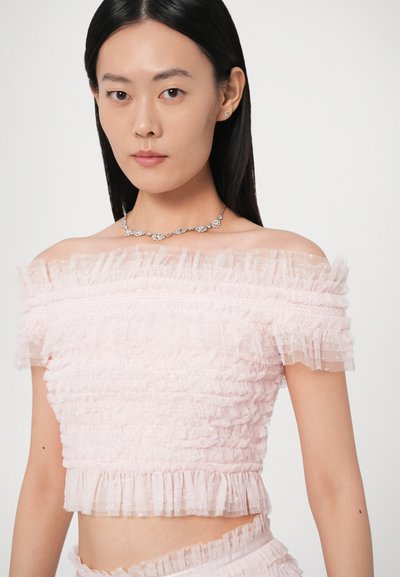 Rosa off-shoulder top lavet af lagdelt tyll med rynket tekstur, der har en tætsiddende silhuet og en frynset nederkant.
