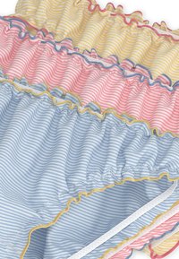 Πολύχρωμα μαγιό με βολάν, που διαθέτουν οριζόντιες ρίγες σε μπλε, ροζ και κίτρινο, με αντίθετο τελείωμα και ελαστική λεπτομέρεια.