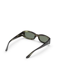 Akiniai nuo saulės su tamsiai žalia, raštuota rėmeliu ir tamsiais lęšiais. Skaidrios, išlenktos šakos, siaurėjančios link galo. Logotipas šone.